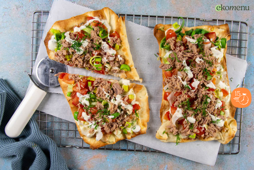 Flammkuchen met dille-roomsaus en tonijn