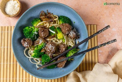 Thaise kokos-gehaktballetjes met broccoli
