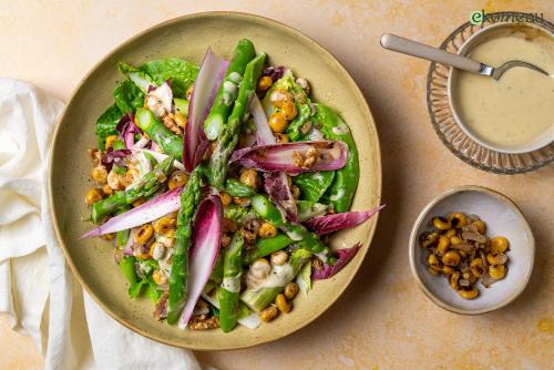 Lentesalade met asperges, lupine en roodlof