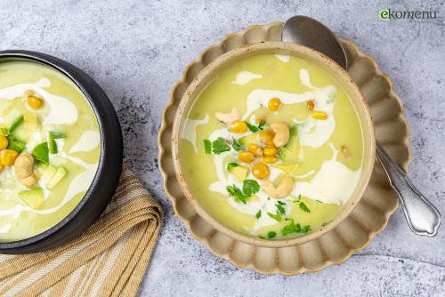 Keto bloemkool-avocadosoep met cashewnoten