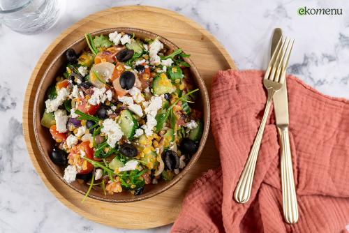 Salade met linzen, olijven en feta