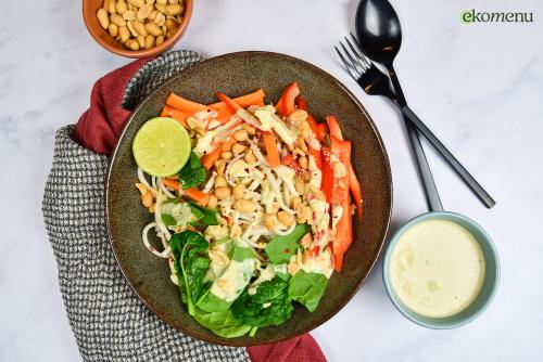 Kleurrijke noodle bowl met paprika