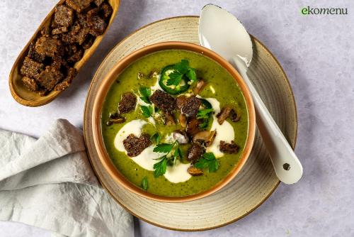 Romige groene soep met kervel en roggebroodcroutons