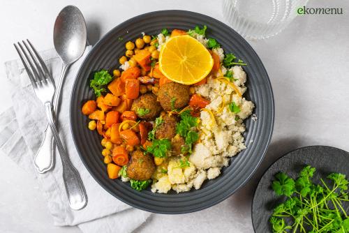 Geroosterde groenten met fonio en falafelballetjes