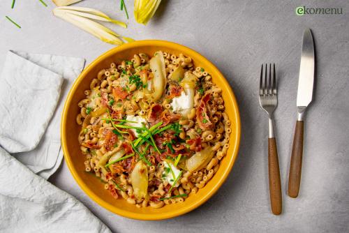Macaroni met zoete witlof in roomsaus