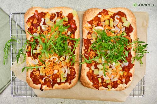 Flammkuchen pizza met pittige tomatensaus