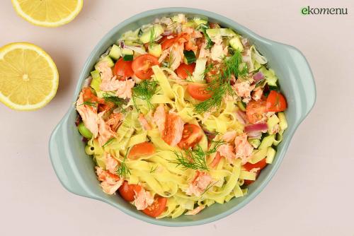 Verse tagliatelle met warmgerookte zalm