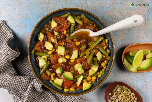 Mexicaanse soep met bonen en avocado