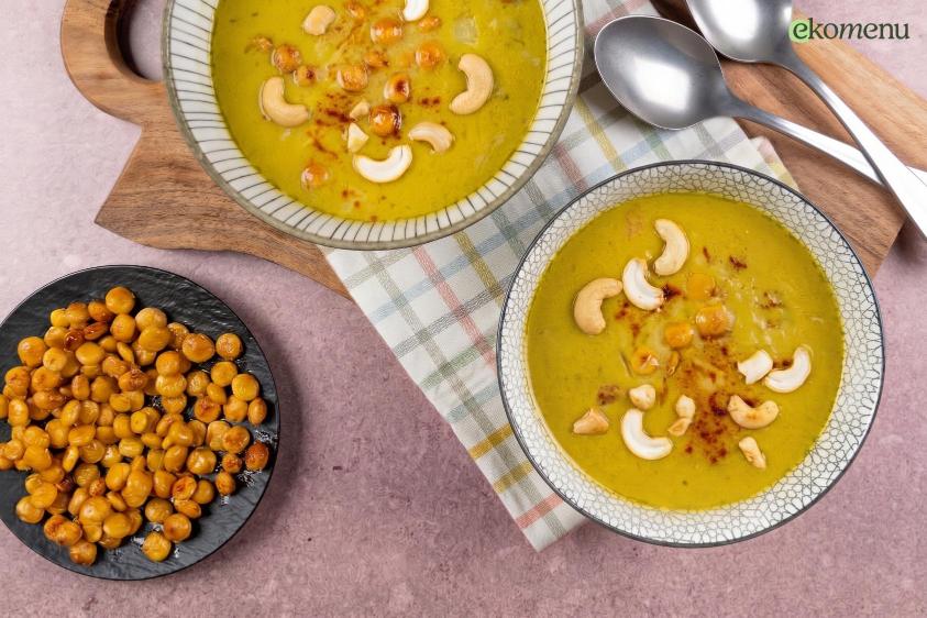 Pinda currysoep met krokante lupine
