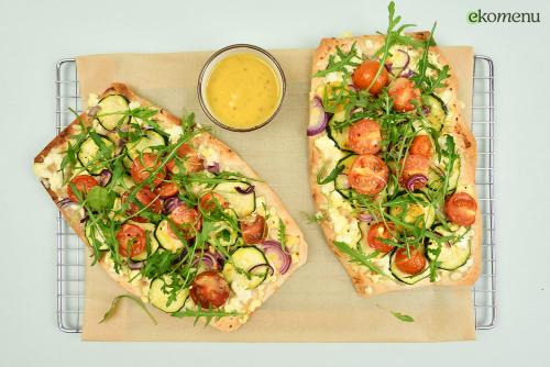 Flammkuchen met courgette, tomaatjes