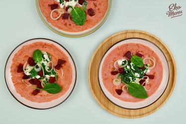 Roze bietenpannenkoek