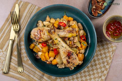 Hot Honey pompoen & pecannoten ovenplaat met kipdrumsticks