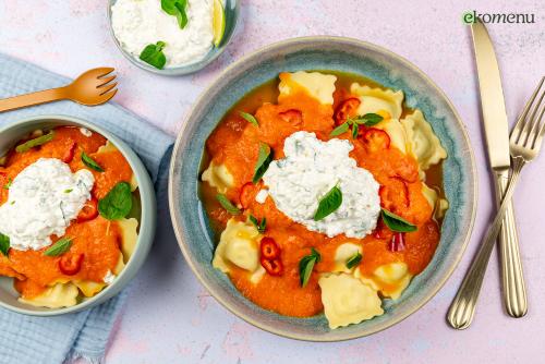 Snelle kaastortellini met romige oreganodip