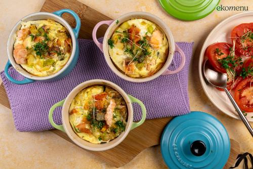 Keto lente quiche met zalmsnippers en tuinkers