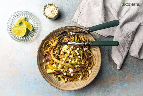 Verse pasta met courgette, geraspte mozzarella