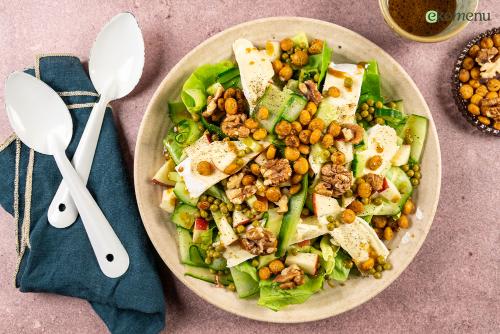 Frisse salade met appel, brie en walnoten