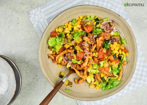 Goedgevulde salade met courgette, maïs en shoarma