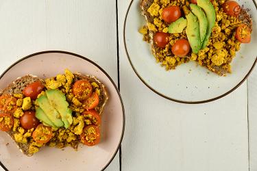 Open sandwich met tofu scrambled egg