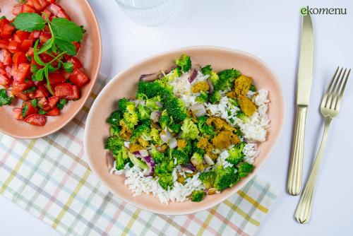 Indiase rijstsalade met gekruide seitan