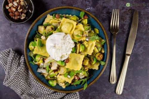 Verse truffelravioli met salie, burrata