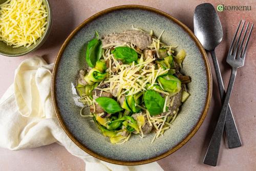 Keto Courgette spaghetti met champignon-kaassaus