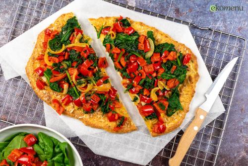 Keto Amandelpizza met paprika en spinazie