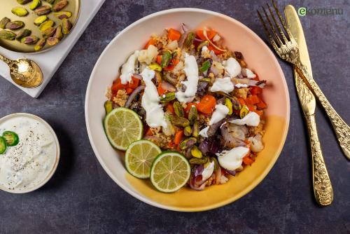 Warme couscoussalade met pistache en yoghurtdressing