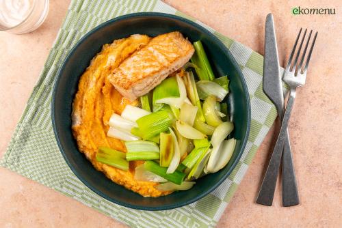 Zalm met romige wortel-linzenpuree en zachte prei
