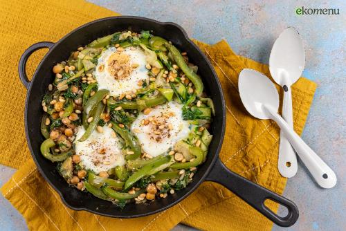 Groene shakshuka met ei en pijnboompitten
