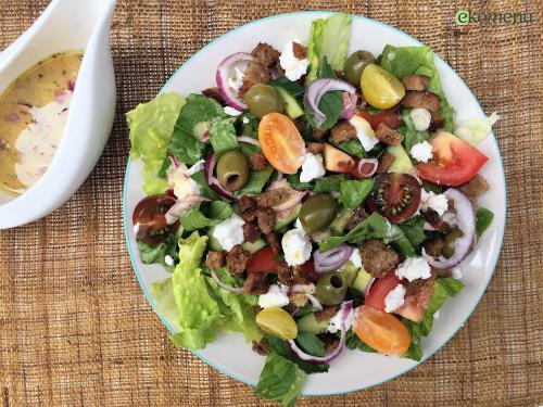 Griekse maaltijdsalade met feta en olijven