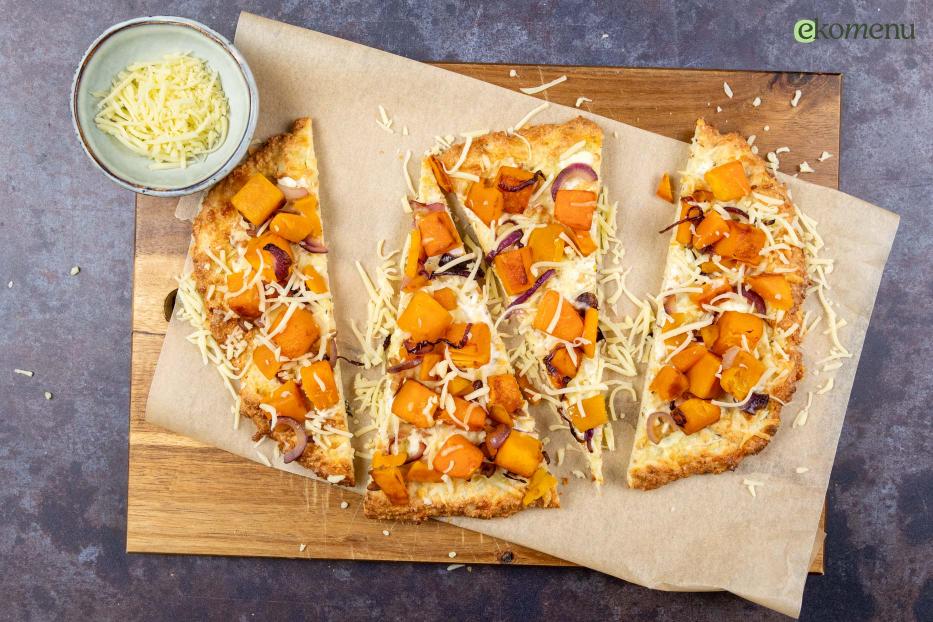 Keto amandelpizza met gekaramelliseerde pompoen en ui