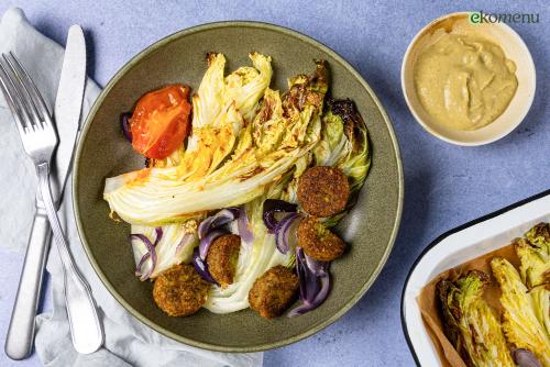 Chinese kool met hummus dressing en falafel