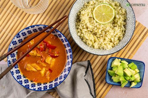 Keto viscurry met bloemkoolrijst en avocado