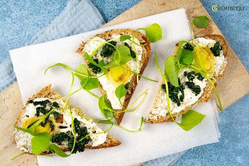 Boterham met vegan kruidenroomkaas