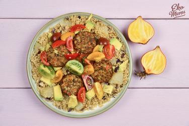 Quinoasalade met hennepburgers