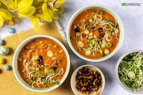 Chinese egg-drop tomatensoep met soja-pinda's
