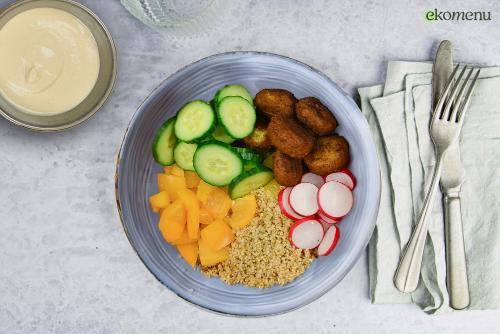 Kleurige quinoabowl met falafelballetjes