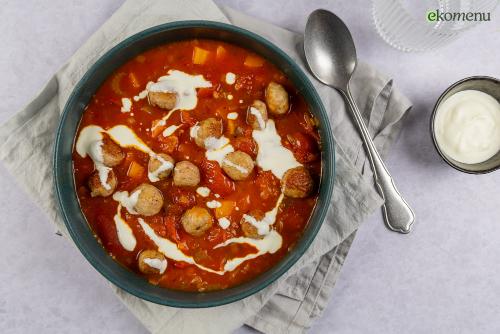 Keto romige tomaten-groentensoep met kipgehaktballetjes