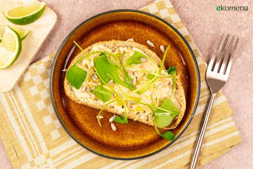 Boterham met zelfgemaakte kapucijnerhummus
