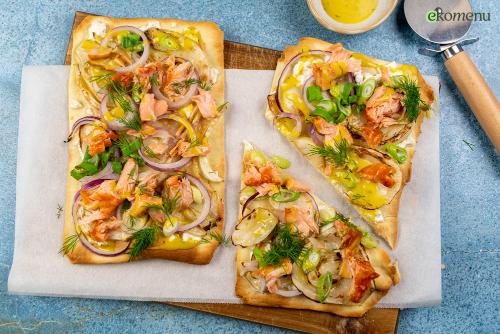 Flammkuchen met warmgerookte zalmsnippers