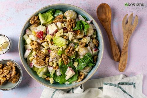 Andijviesalade met blauwe kaas-dressing en honing-walnoten 