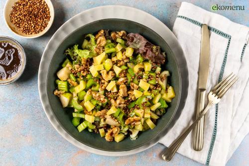 Selderijsalade met peer, blauwe kaas en ei