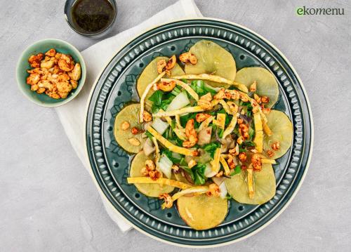 Rettich carpaccio met paksoi en sambalnootjes