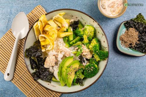 Groene sushibowl met kimchi-mayo