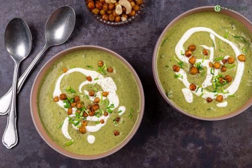 Romige broccolisoep met knapperige kikkererwtencroutons