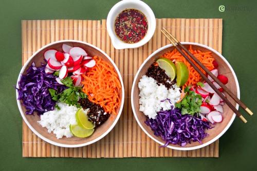 Kleurige sushibowl met radijsjes